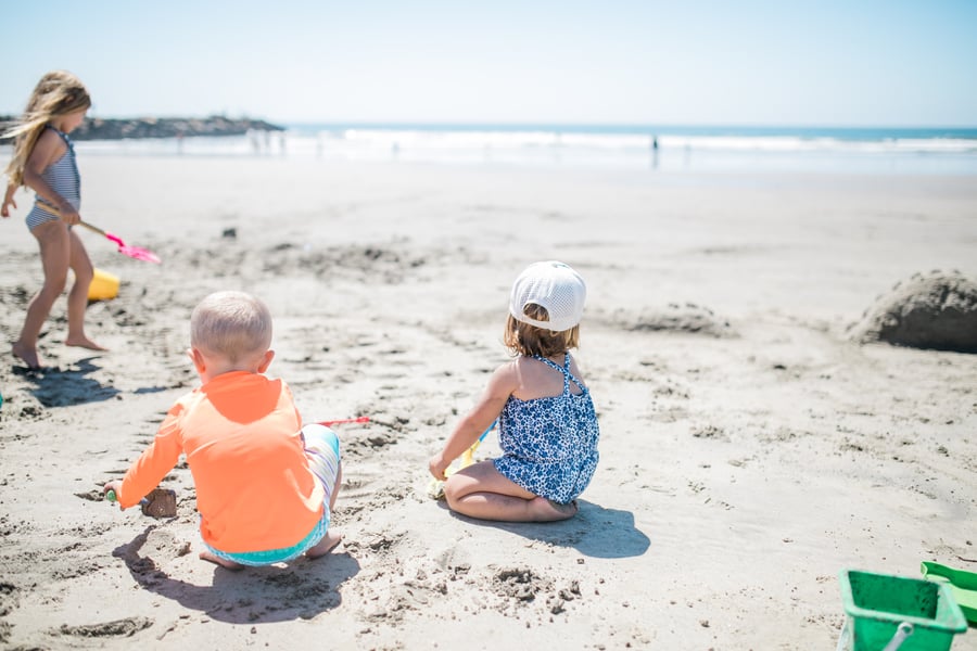 Где отдохнуть с ребенком в мае. Ребёнок в Прибое. Дети играют камнями на берегу моря. Мальчик с лопаткой на пряже. Океан фото для детей.