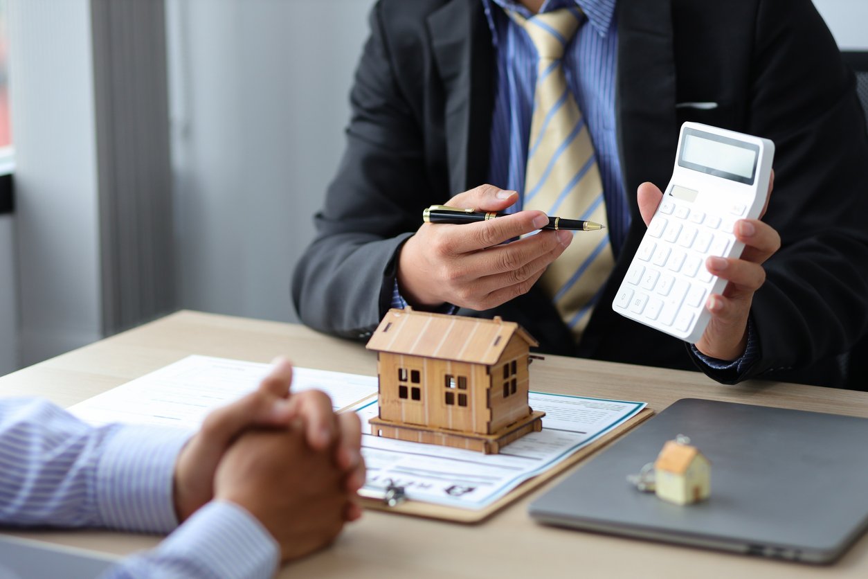 lender showing calculator to homebuyer