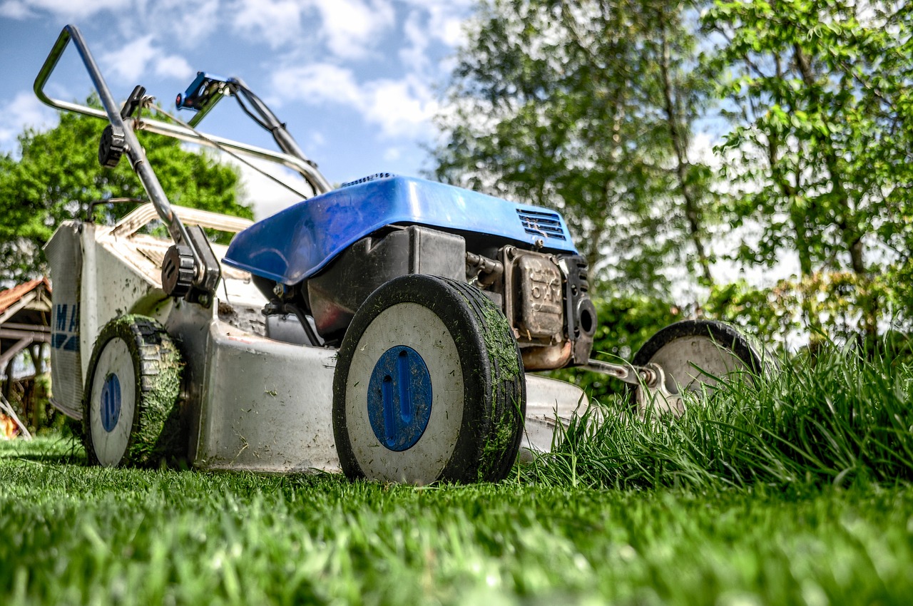 lawnmower-384589_1280