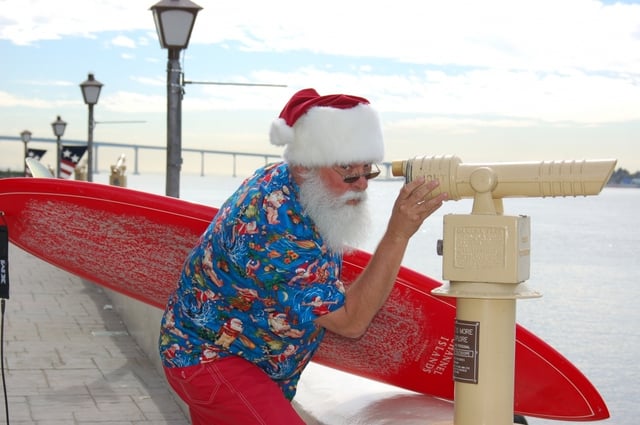 Surfin Santa kicks off San Diego holiday activities