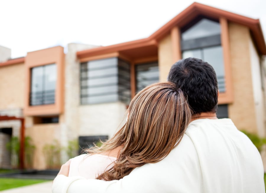 couple looking at home they want to buy