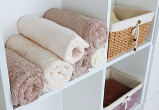 Decorating_towels_shelves_bathroom.jpg