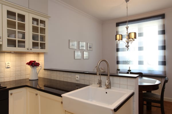 Kitchen with farmhouse sink and round table