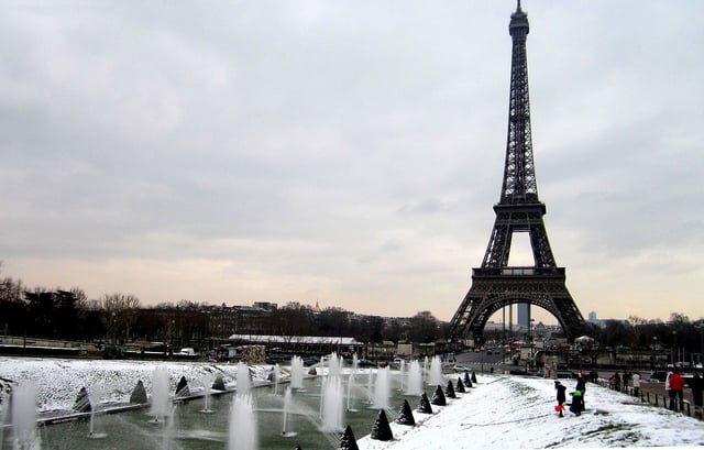 Vue_sur_la_Tour_Eiffel_,_Eiffel_Tower_in_Paris_France_8.jpg