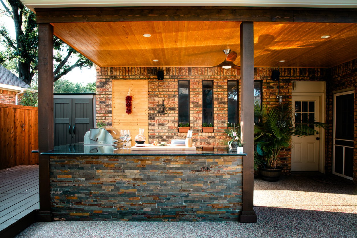 beautiful patio with built in bar and grill