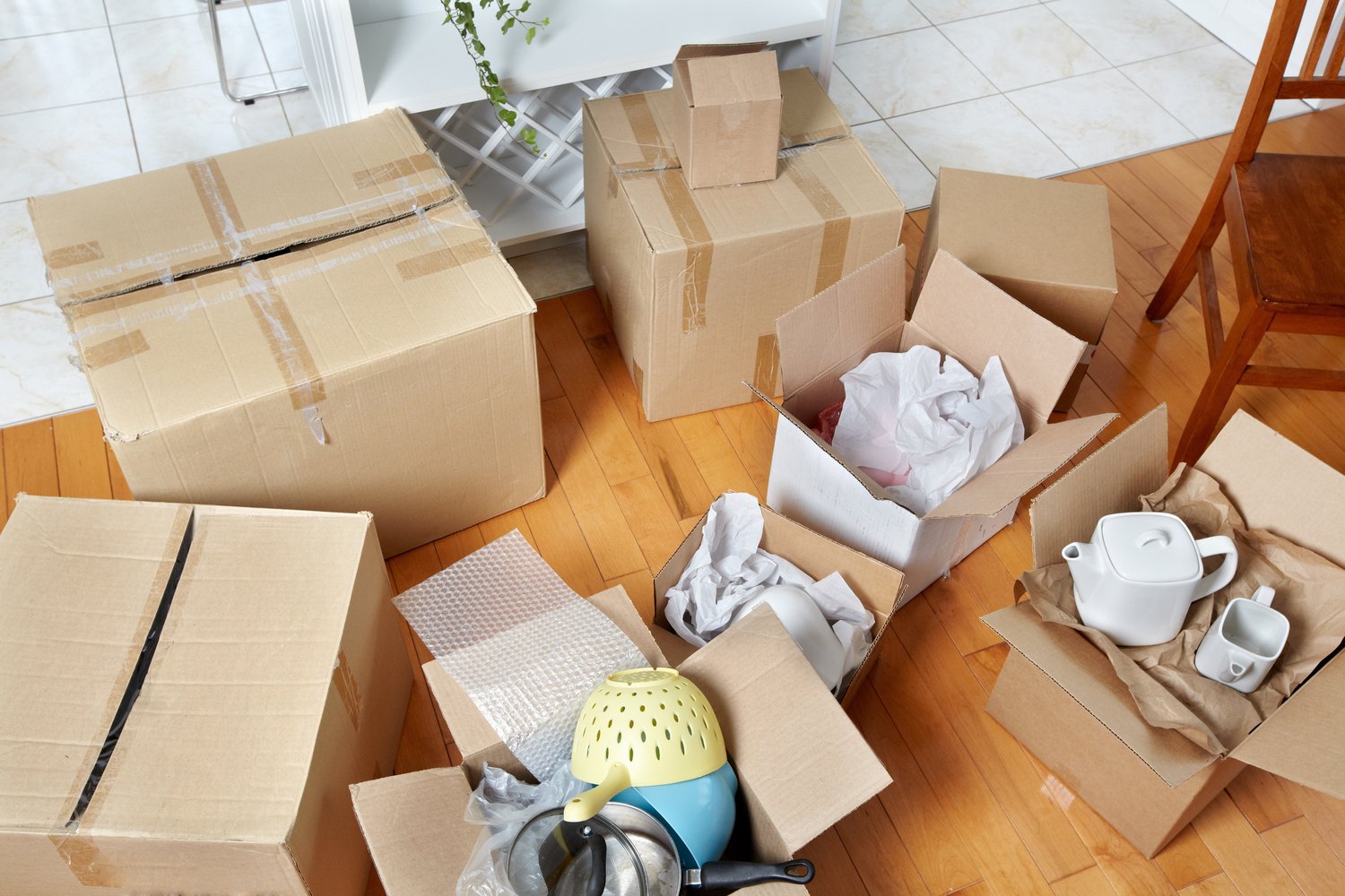 Packaging items. Упаковка вещей для переезда. Коробки для переезда. Вещи в коробках. Картонные коробки с вещами.