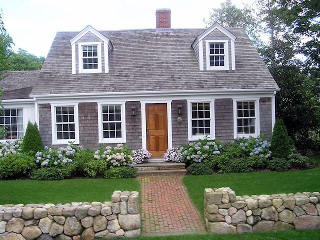 cape-cod-style-house-landscaping.jpeg