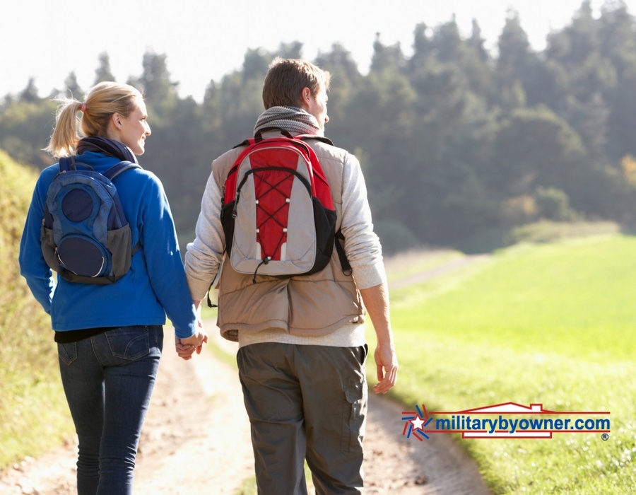 couple_hiking.jpg